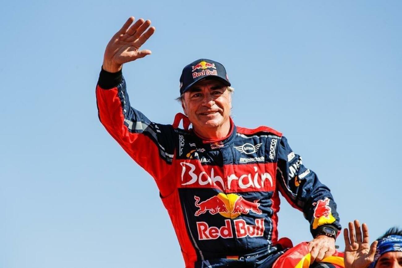 Carlos Sainz celebra la victoria en el Rally Dakar