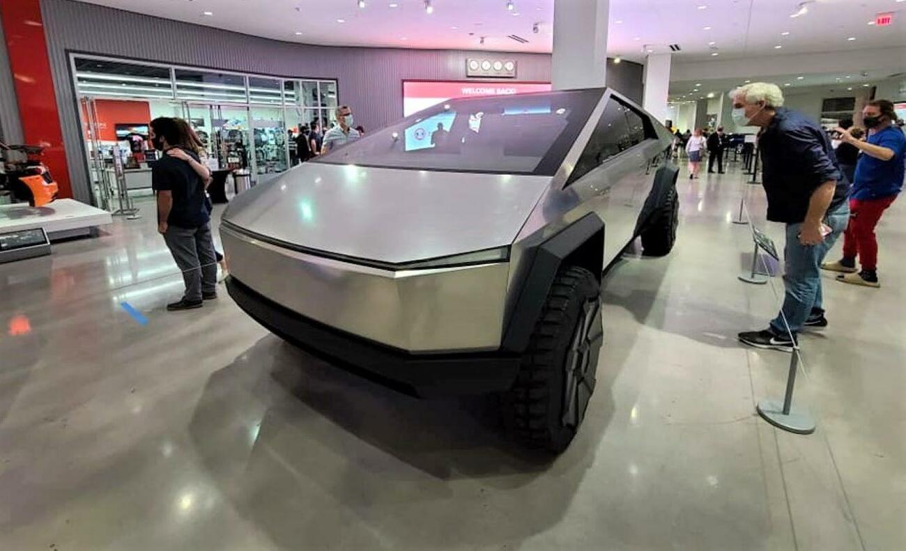 Tesla Cybertruck en un museo de Los Ángeles / PATRICK KÄGI