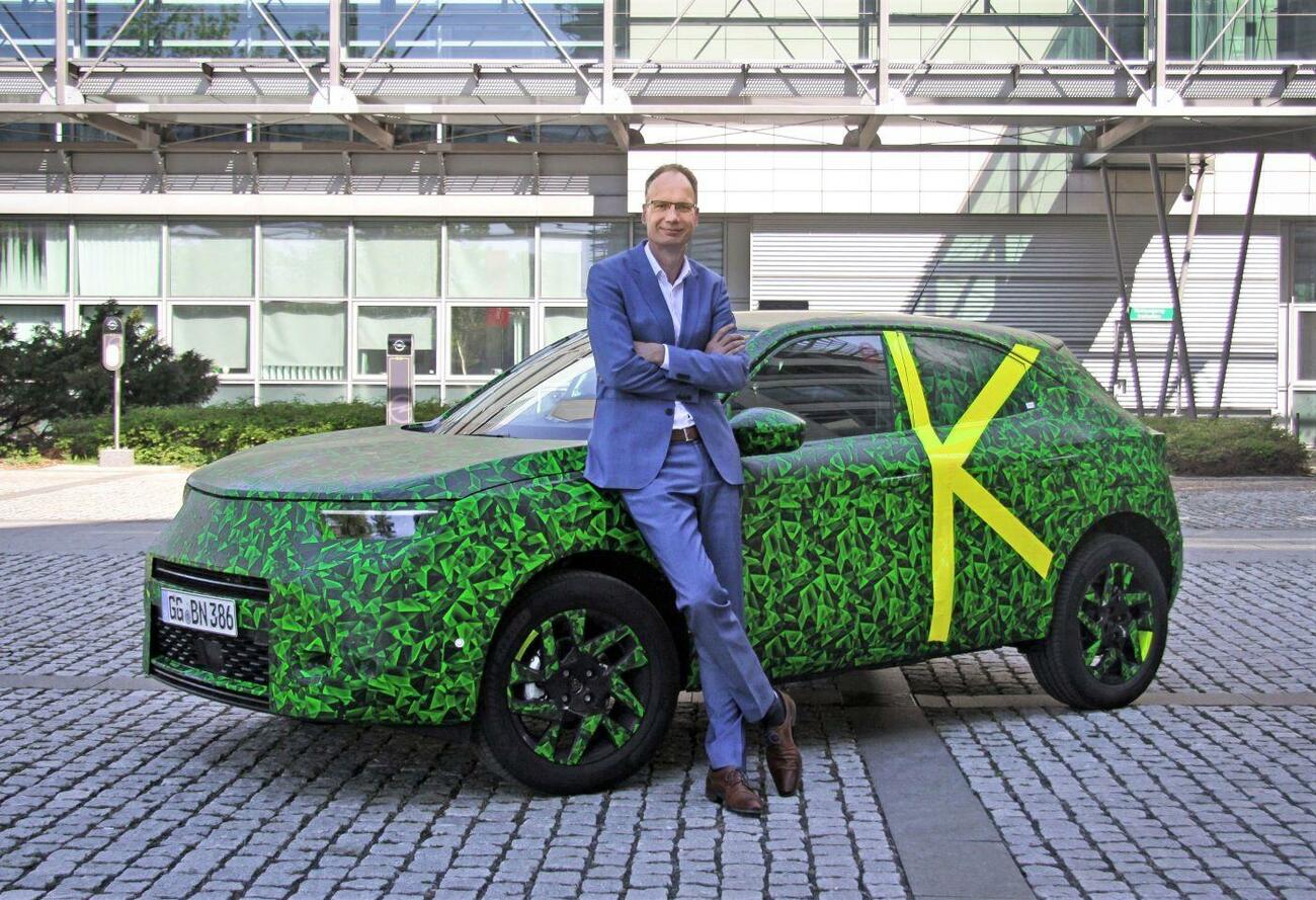 El CEO de Opel con el nuevo modelo Mokka / OPEL