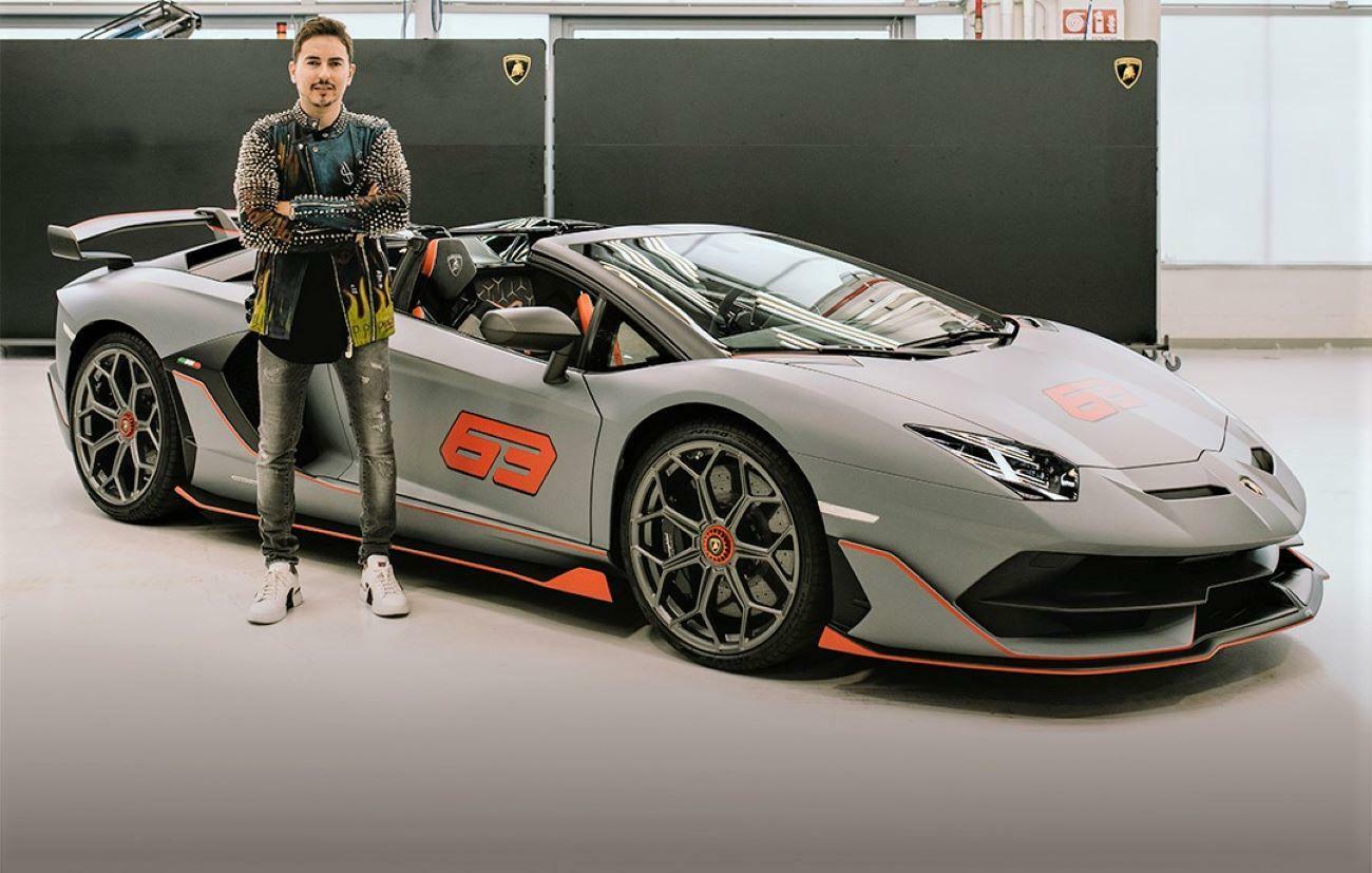 Jorge Lorenzo con su nuevo Lamborghini